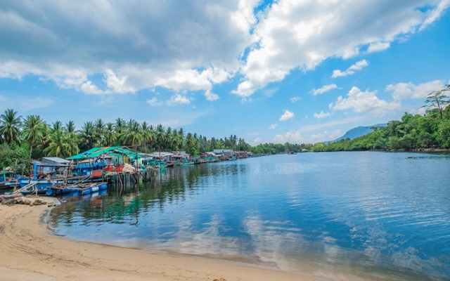 Khung cảnh yên bình tại làng chài Rạch Tràm