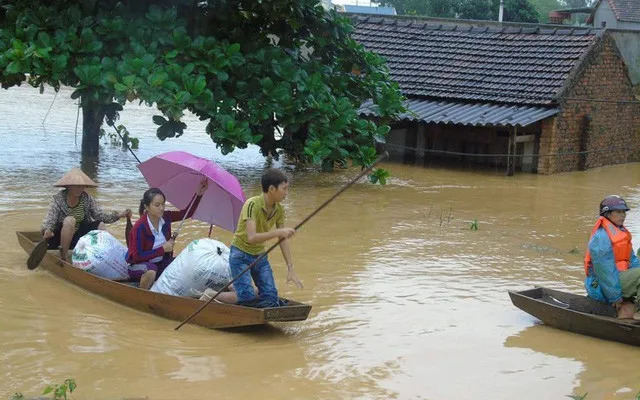 Nước dâng gần sát mái nhà ở miền Trung năm 2011 