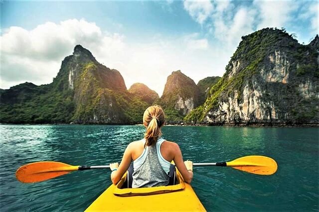 Chèo Kayak ở Vịnh Lan Hạ  