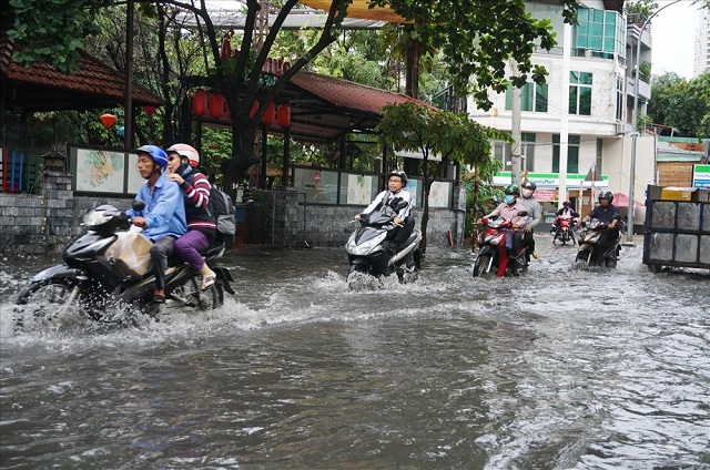 Nắng nóng cao điểm ở miền Bắc và miền Trung 