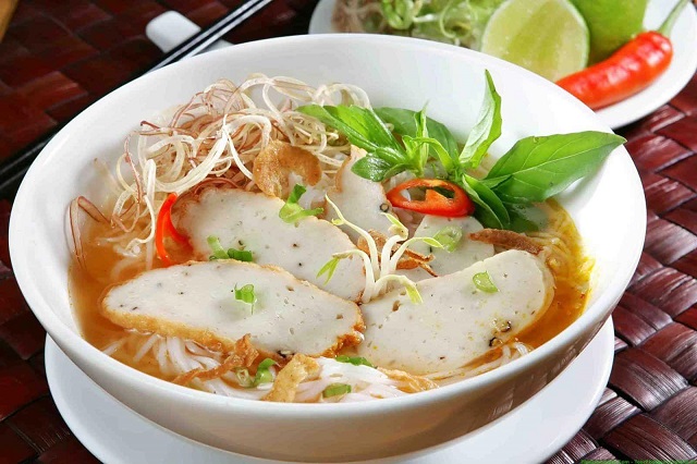 Thưởng thức đặc sản bánh canh cá thu