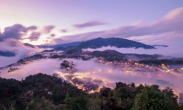 Khung cảnh Sapa bao chùm sương mù nhìn từ Núi Hàm Rồng